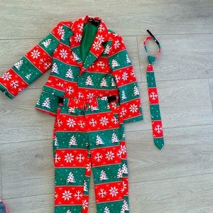Boy’s Christmas suit size 4-6.